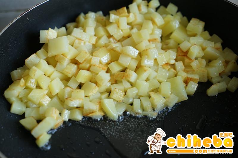 一道怎么做都好吃的干煎土豆鸡丁（红烧，咖喱，椒盐，孜然）的做法 步骤7